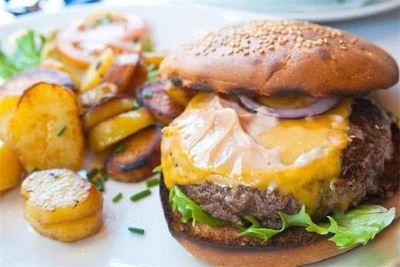 筷子遇上刀叉，透过《饮食男女》探析“舌尖上”的中西饮食文化